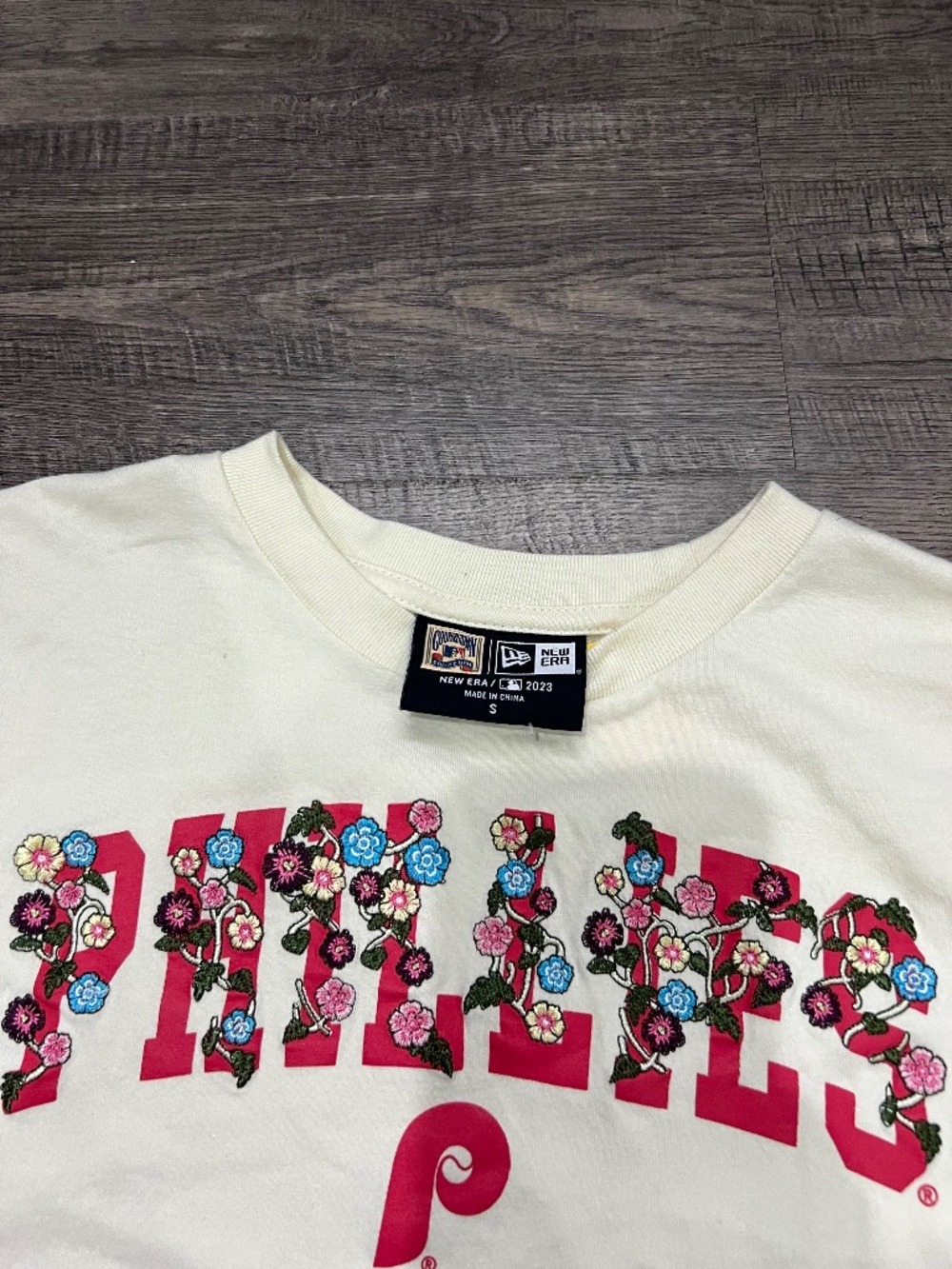Phillies t shirt - Picture 2 of 3